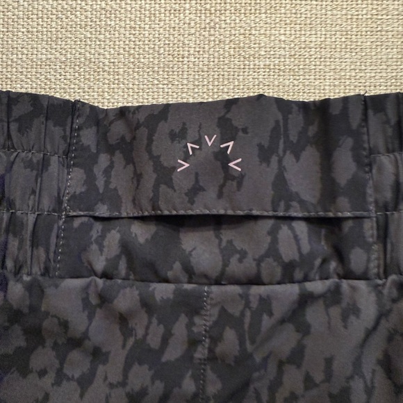 Women’s Varley Gray Animal Print Patterned Athletic Shorts size large - Picture 5 of 7